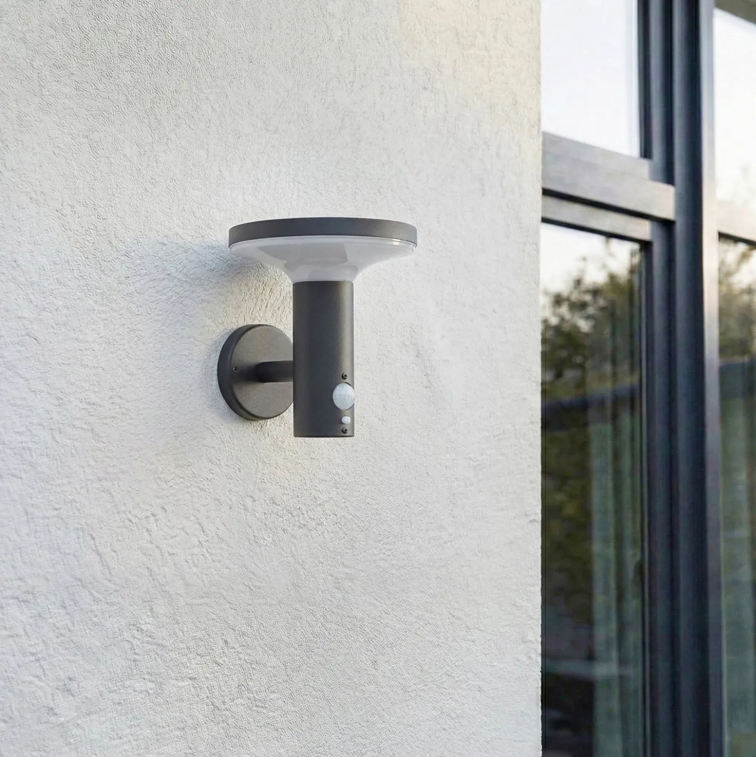 PRIOS LED-aurinkokäyttöinen seinävalaisin Kalen, 17 cm, musta, liiketunnistin