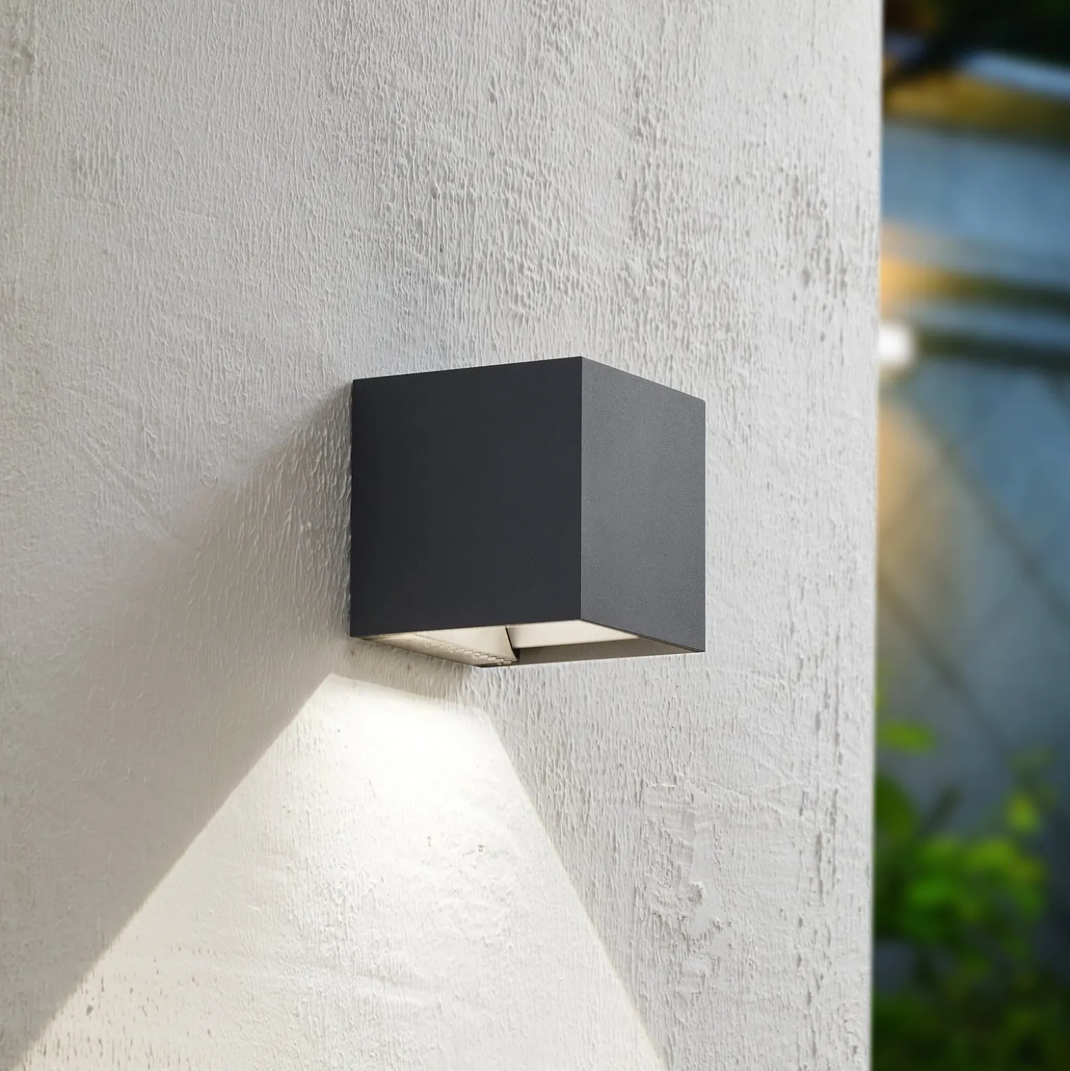 Prios LED-aurinkoseinävalaisin Lius, korkeus 15 cm, liiketunnistin