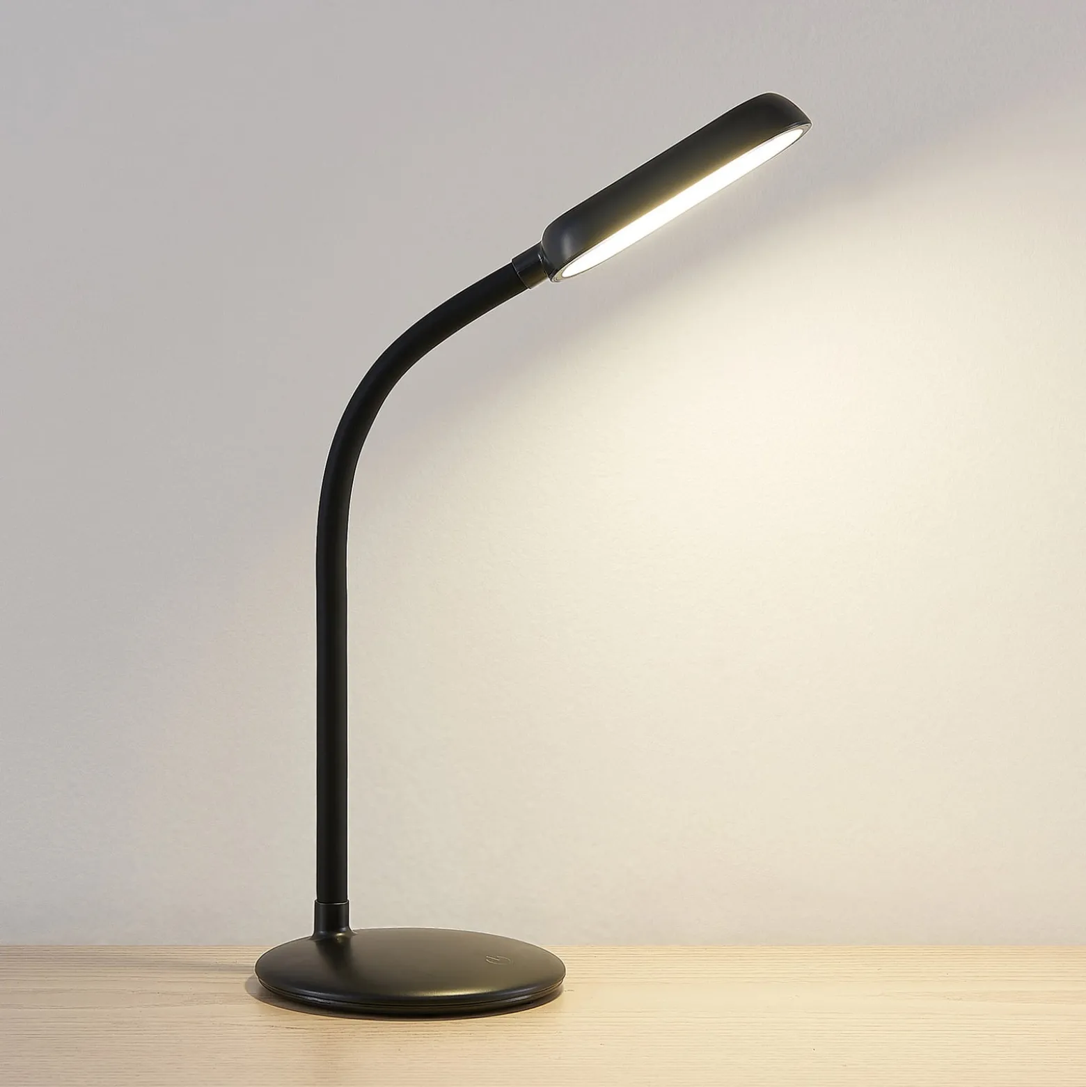 Prios LED ladattava pöytävalaisin Opira, musta, USB, kosketus himmennin