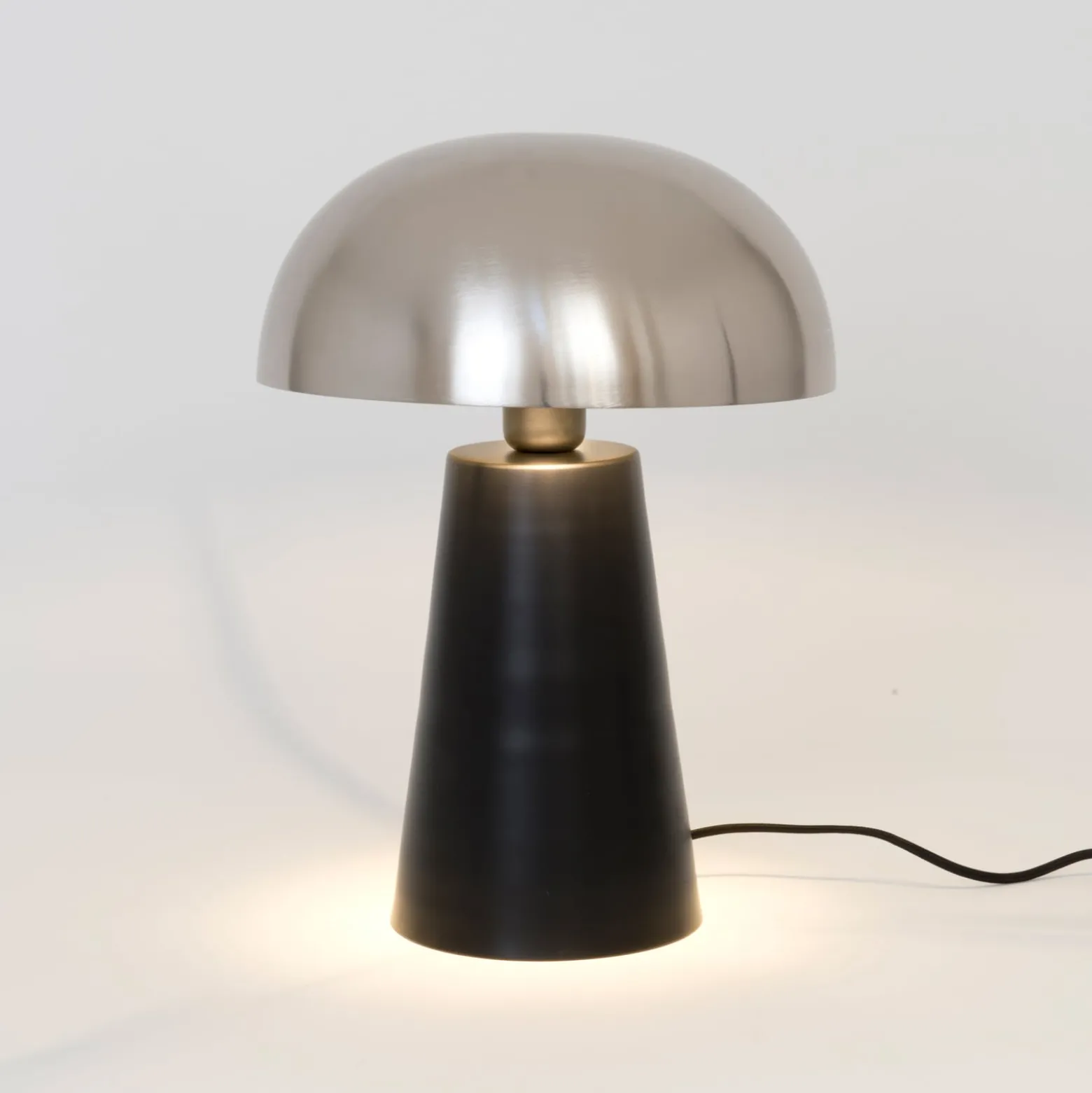 Pöytälamppu Fungo, ylöspäin valaiseva, musta/hopea
