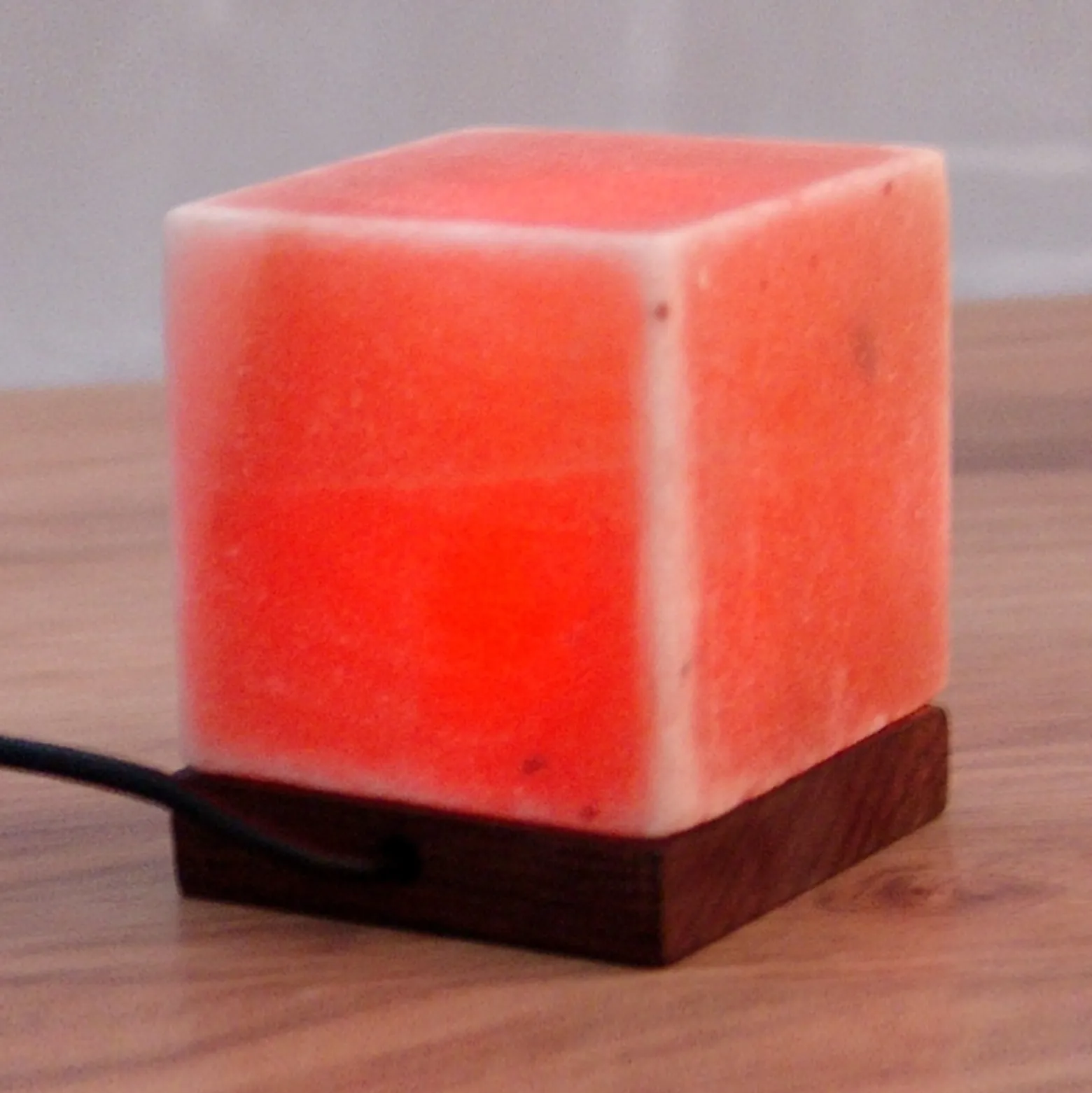 Pöytävalaisin Kubus USB-liitännällä