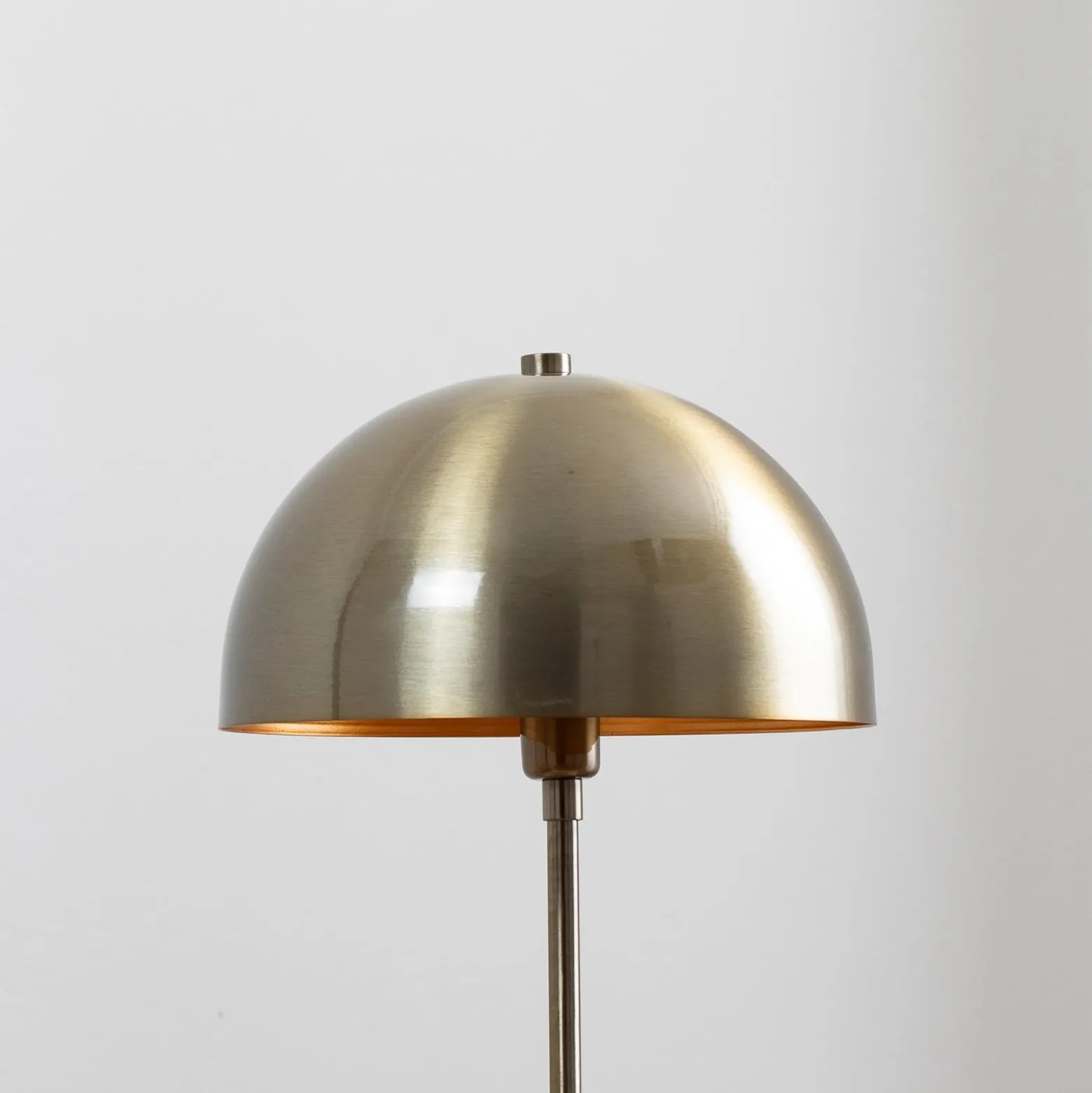 Pöytävalaisin Varzan 10857, antiikkikulta, metalli, korkeus 50 cm