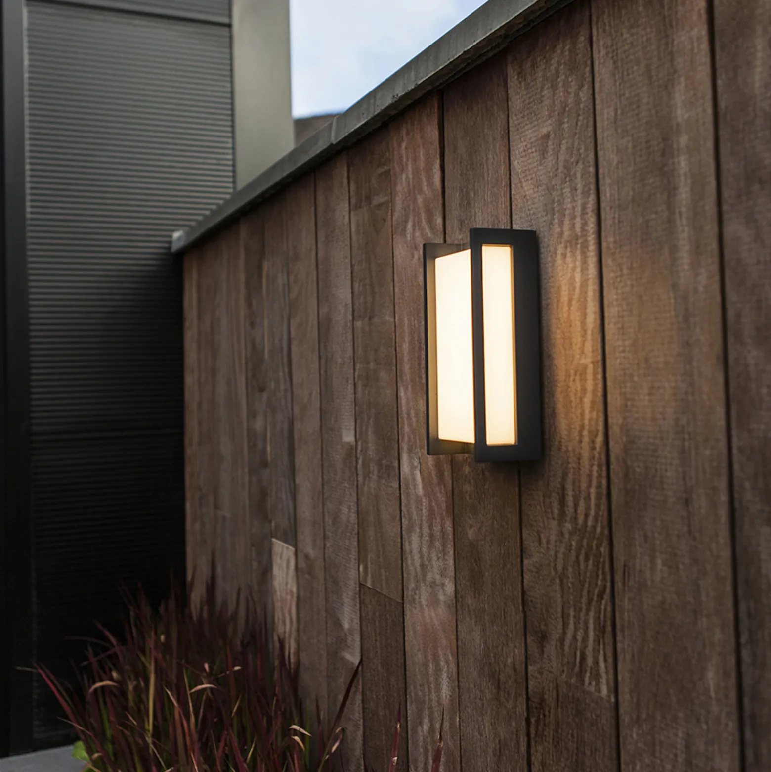 QUBO LED-ulkoseinälamppu, tummanharmaa 22 cm IP54 RGB CCT