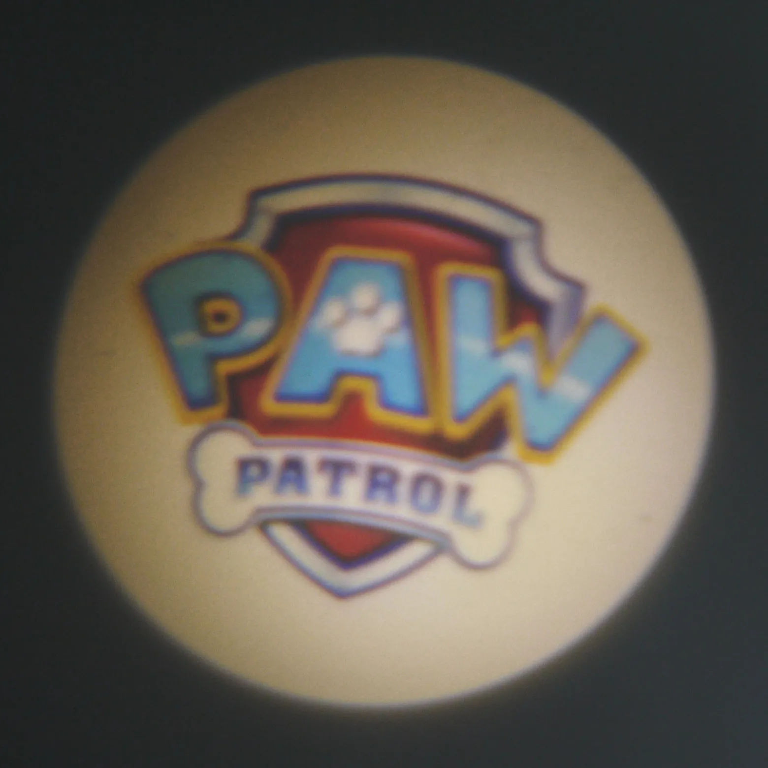 Ryhmä Hau -taskuprojektori 6 kuvaa, paristokäyt.