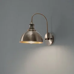 Saglam-seinävalaisin, vanha messinki, korkeus 36 cm, metalli