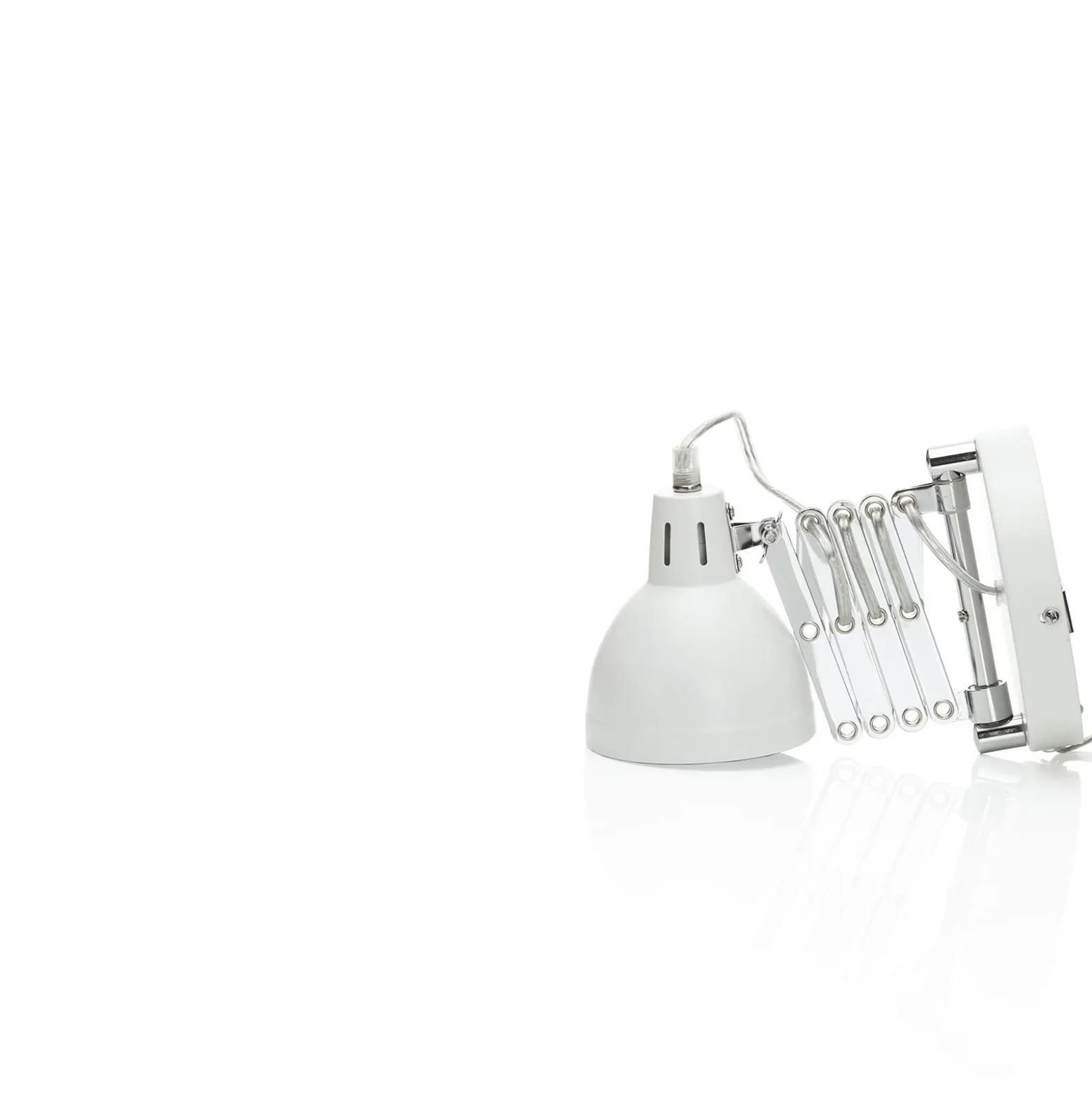 Saksimallinen seinävalaisin, valkoinen, metalli, pistotulppa, harmonikka