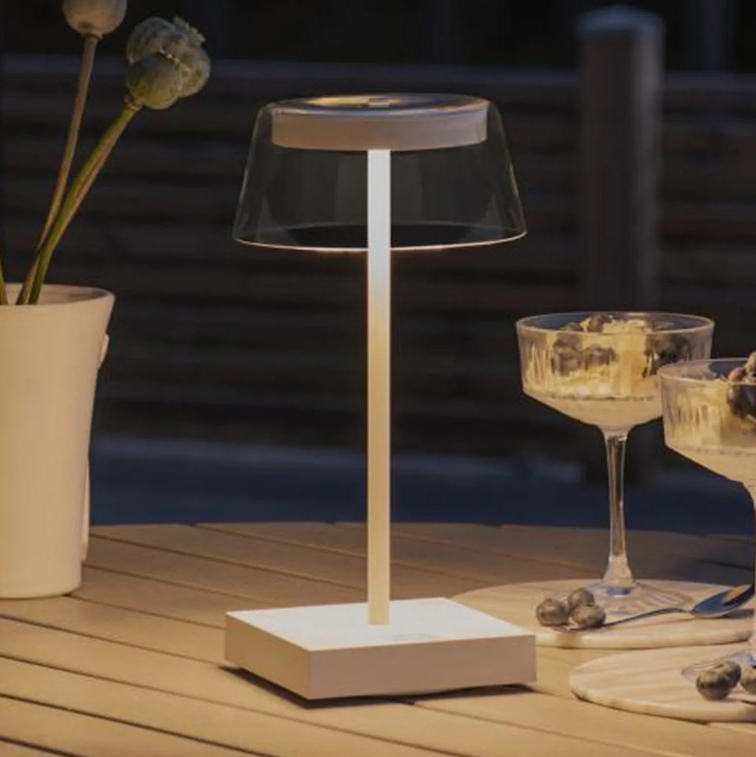 Scilla-LED-pöytälamppu, USB, valkoinen