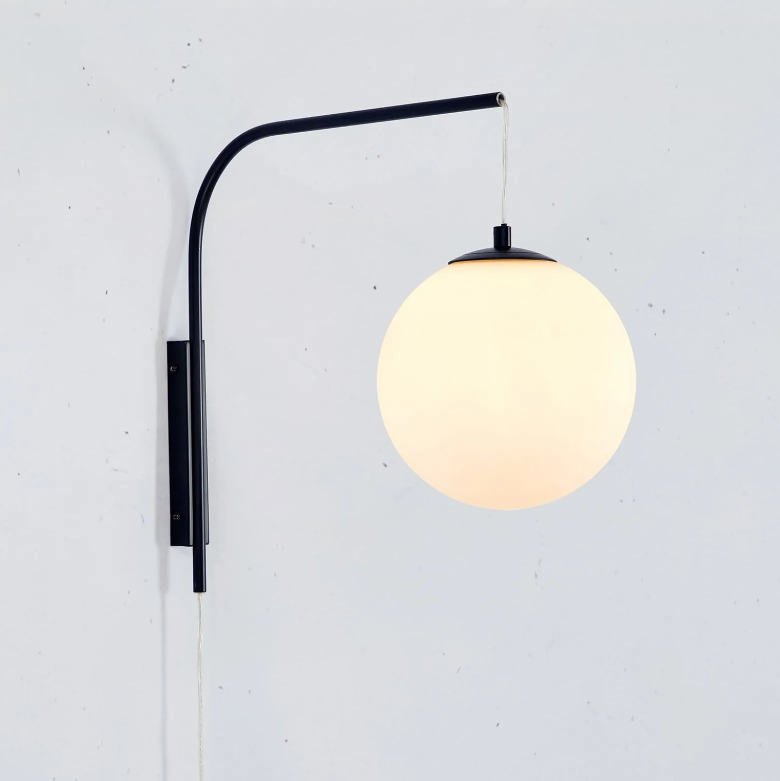 Seinälamppu Dione, musta/valkoinen, korkeus 40 cm, pistoke