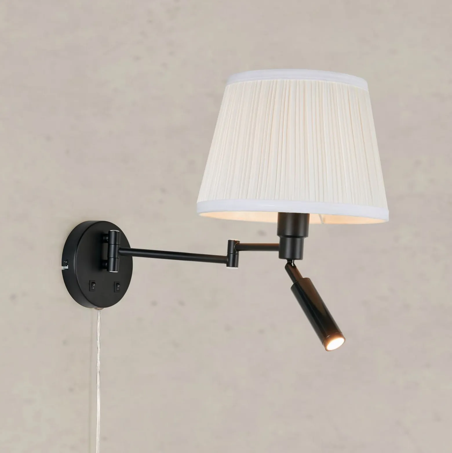 Seinälamppu Pivot, luonnonvalkoinen/musta, ulkonema 43 cm, 2-lamppuinen.