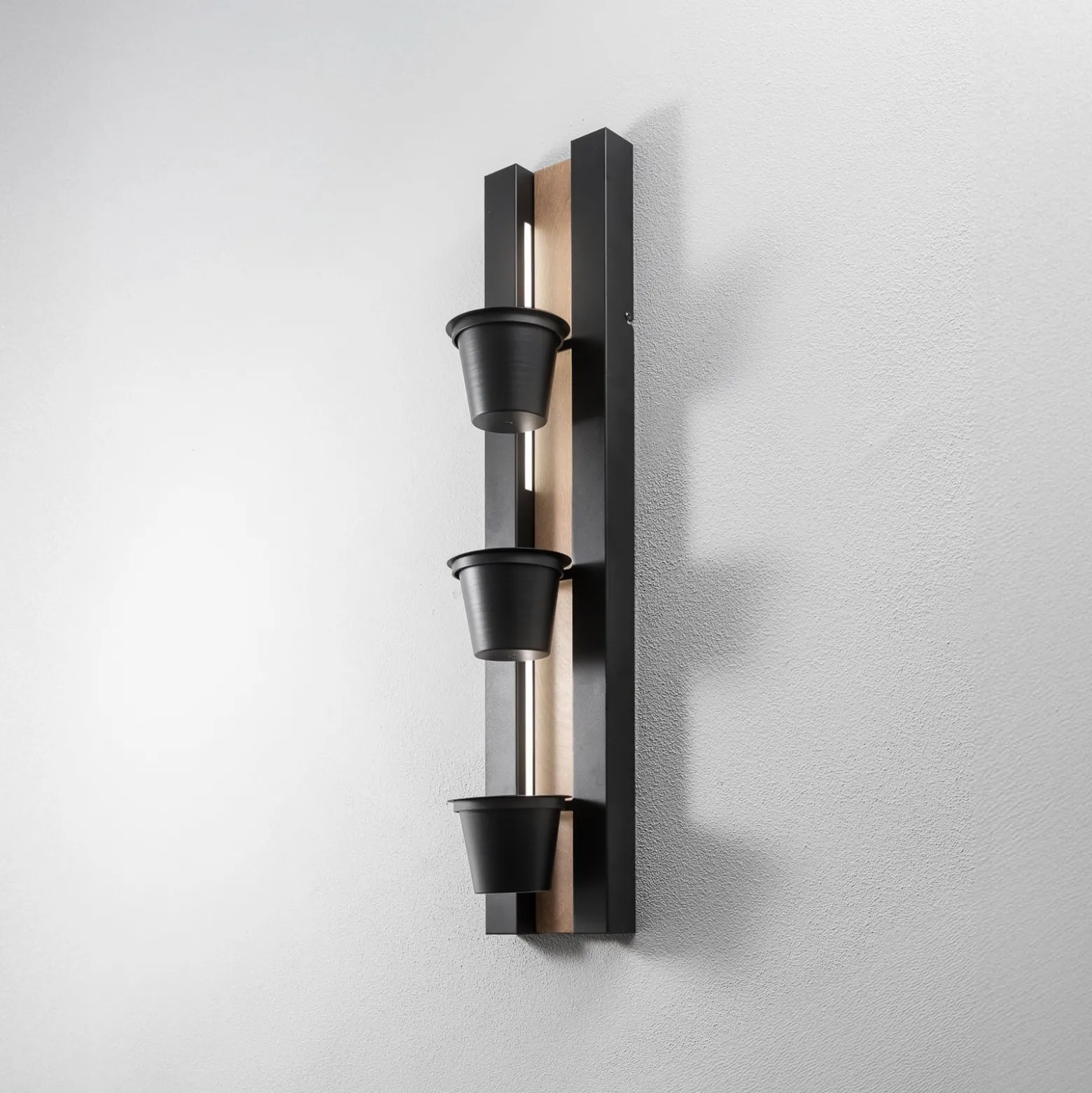 Seinävalaisin Hylly, musta/puunvärinen teräspuu, 90cm korkea