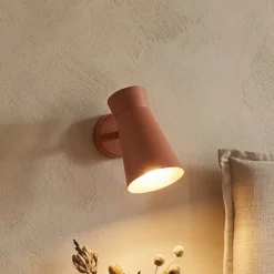 Seinävalaisin Lotta, terrakotta, kohdevalaisin, teräs, säädettävä
