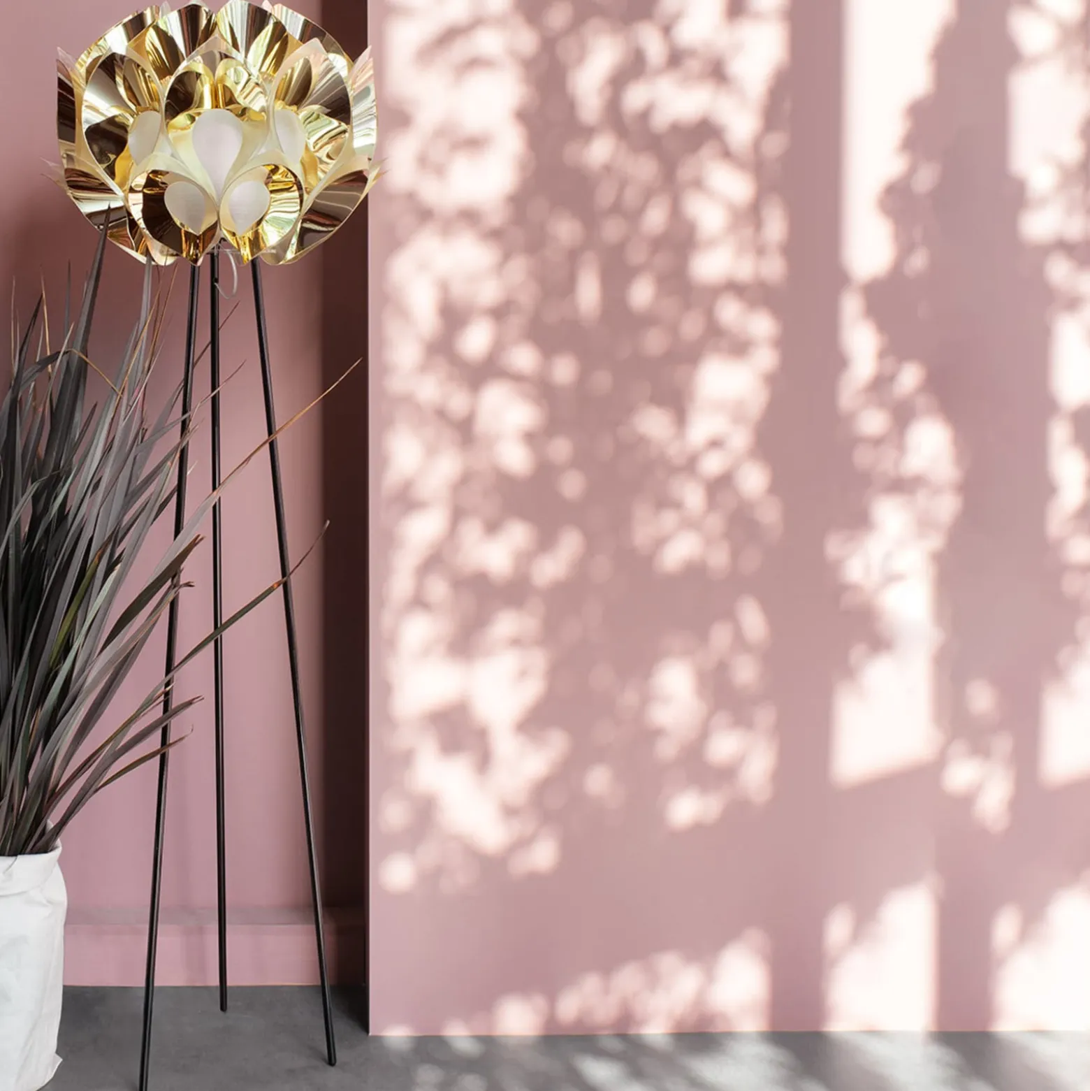 Slamp Flora -design-lattiavalaisin, kulta