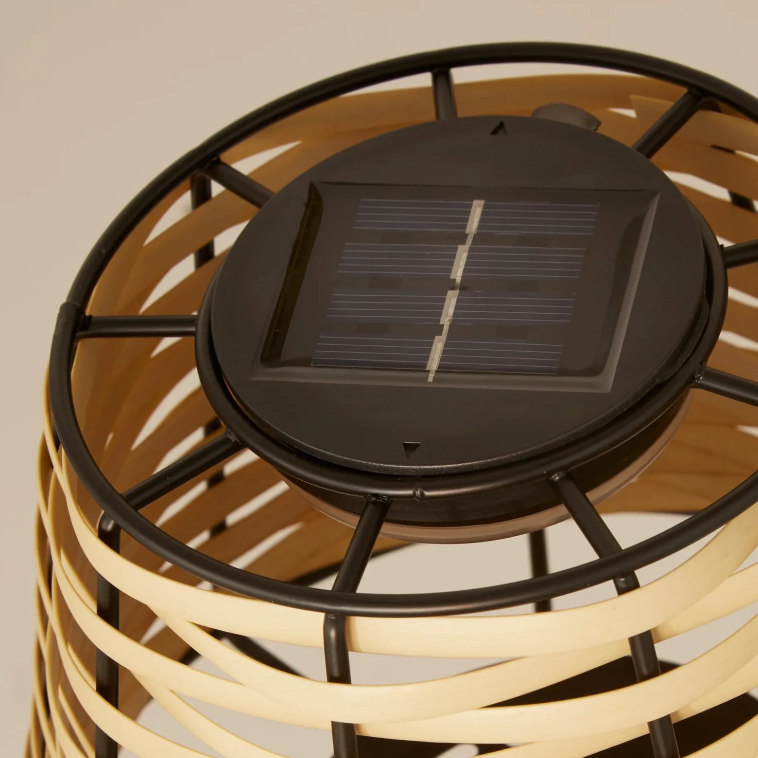 Solar-LED-pöytävalaisin Dalisay, ruskea, rottinki, 31 cm, IP44