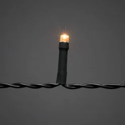 Sovelluksella ohjattava 400-lamppuinen LED-puukoriste ulkokäyttöön