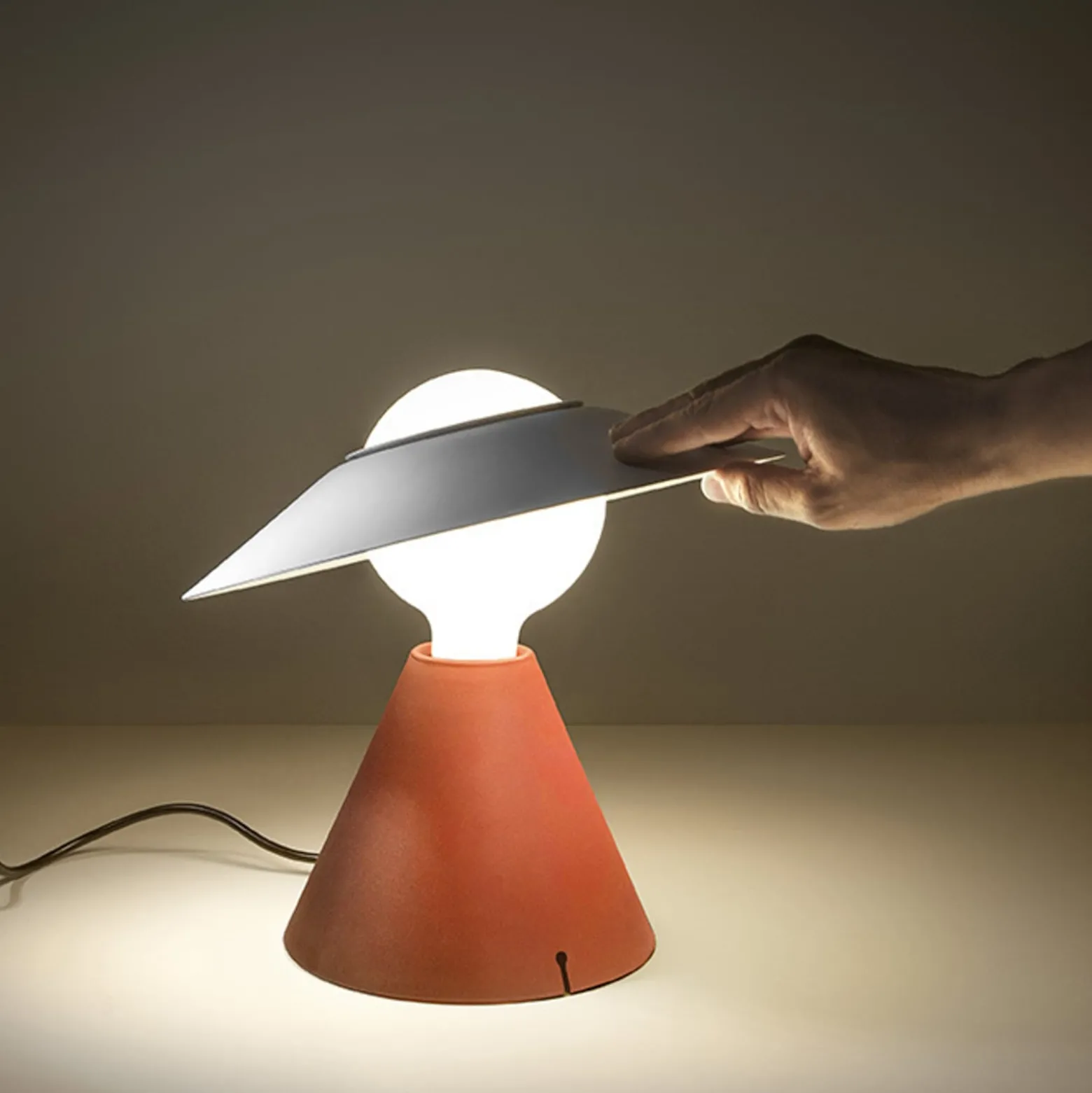 Stilnovo Fante LED-pöytävalaisin, 2700 K, punainen
