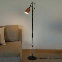 Studio-lattiavalaisin, vaaleanpunainen/musta, teräs, korkeus 132,5 cm