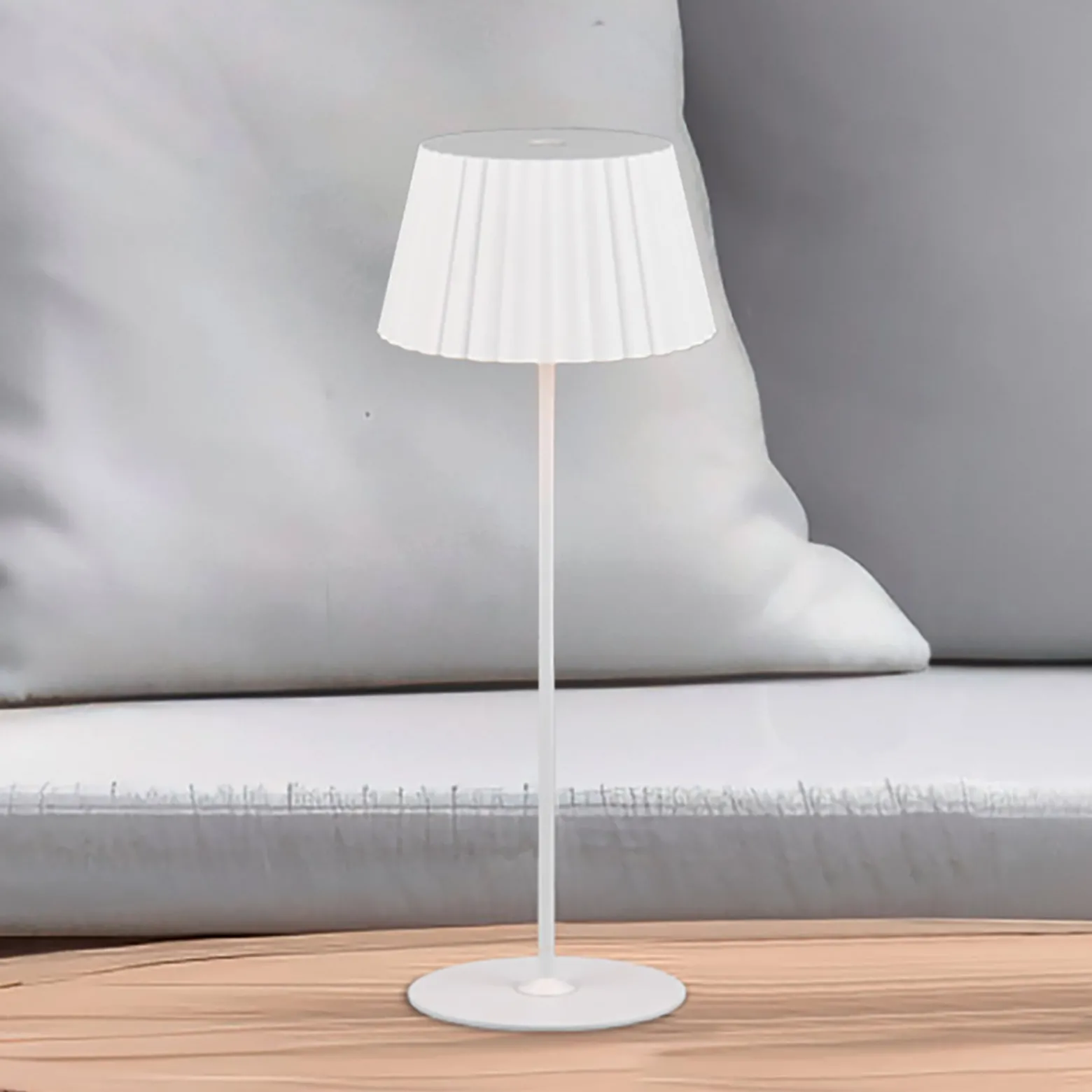 Suarez ladattava LED-pöytävalaisin, valkoinen, korkeus 39 cm, metallia