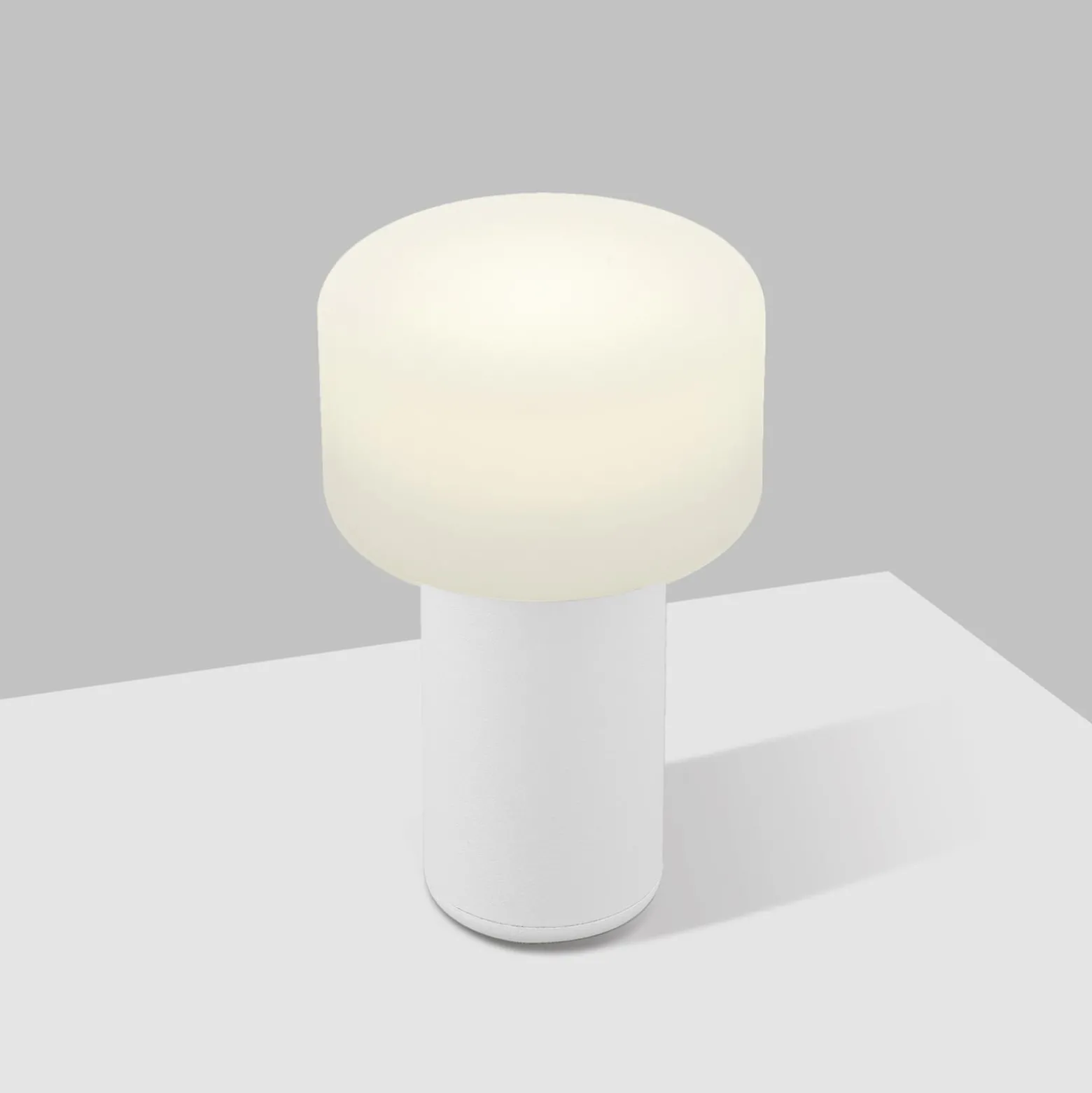 Tiny-B ladattava LED-pöytävalaisin, valkoinen, korkeus 13 cm, IP54, USB-portti