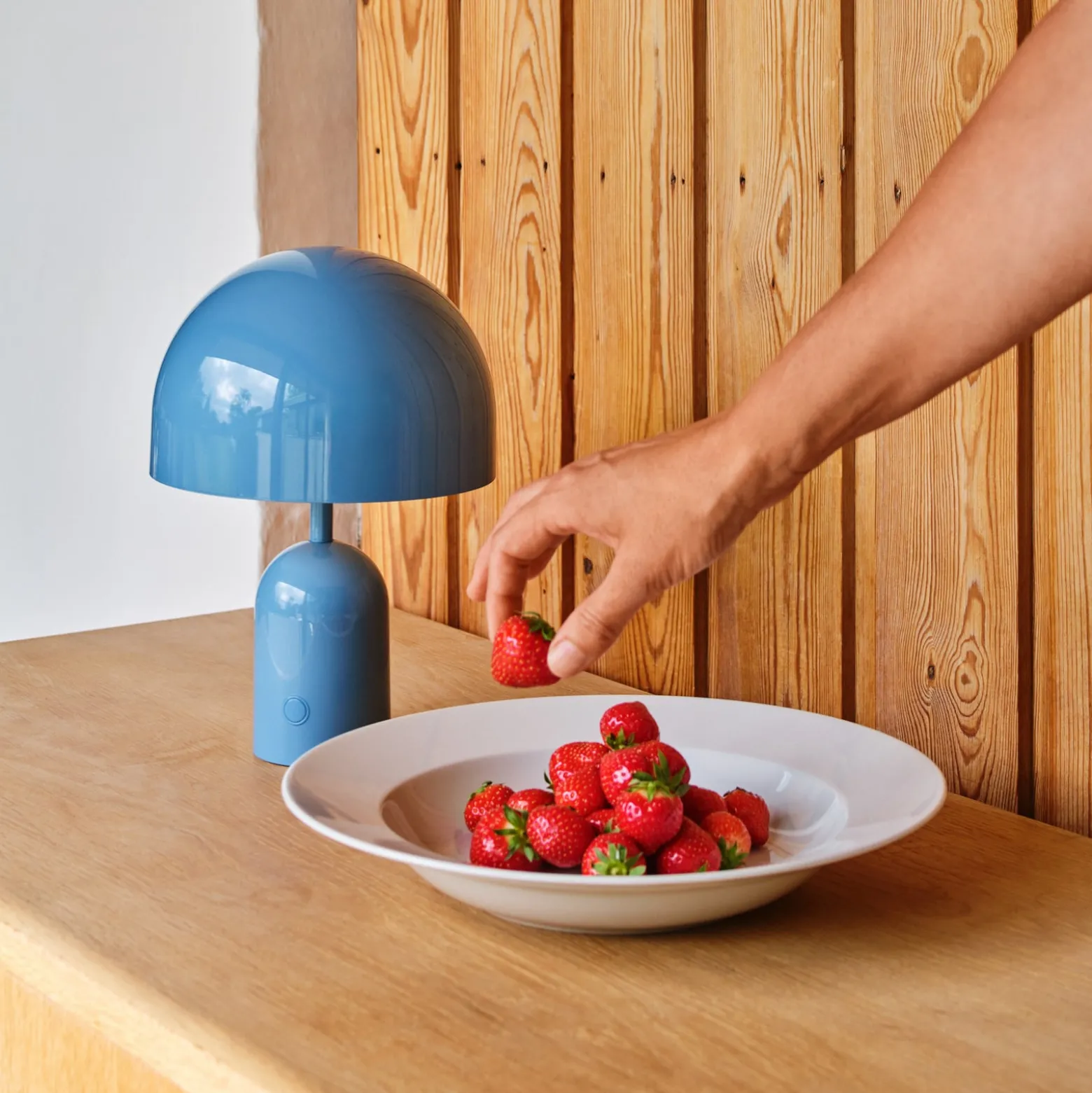 Tom Dixon Akku-pöytälamppu BELL PORTABLE, vaaleansininen 28 cm IP44