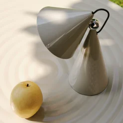 Tom Dixon LED-akkukäyttöinen pöytälamppu Pose, vaaleanharmaa, korkeus 25 cm
