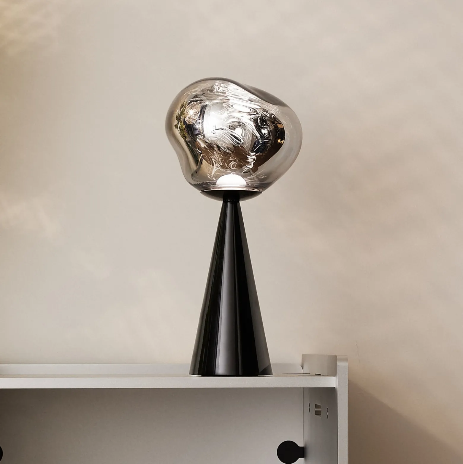 Tom Dixon LED-akkupöytälamppu Melt Portable, musta, 29 cm