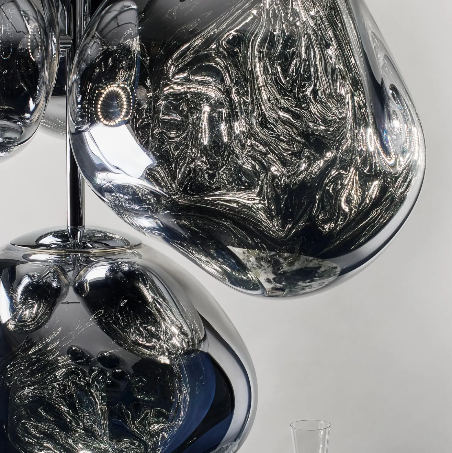 Tom Dixon LED-kattokruunu Melt Chandelier, savuharmaa