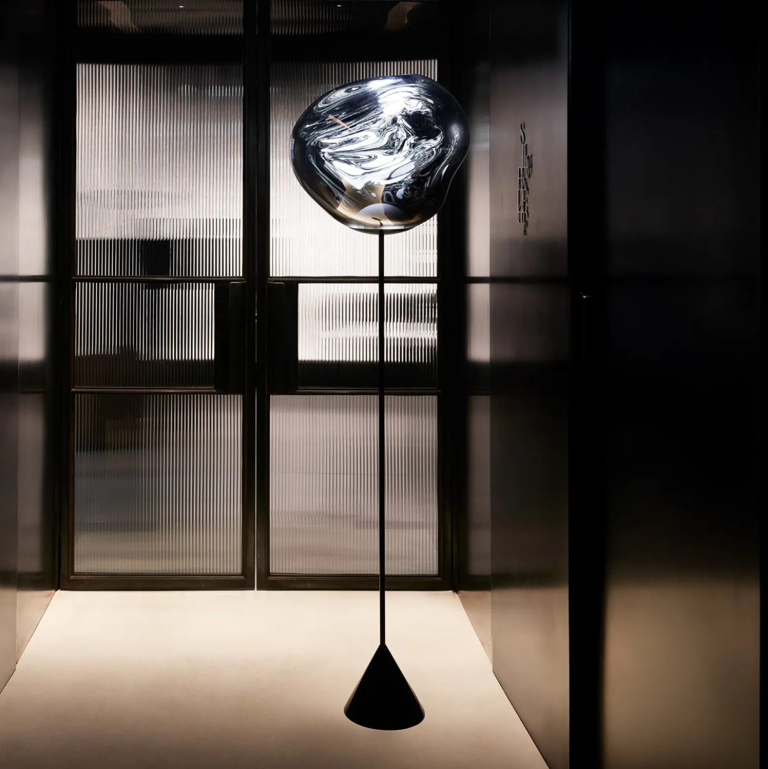 Tom Dixon LED-lattiavalo Melt Cone Slim, savuharmaa, 180 cm