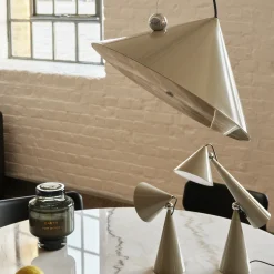 Tom Dixon LED-riippuvalaisin Pose, harmaa-beige, Ø 43 cm teräs dim