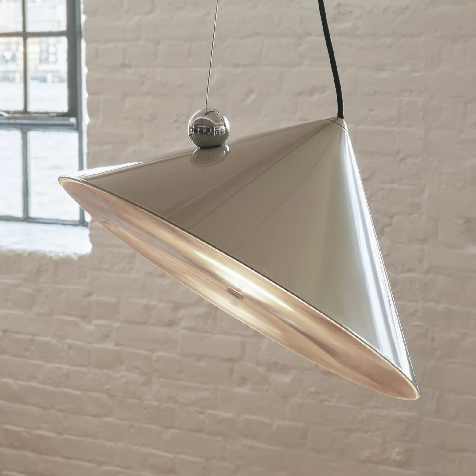 Tom Dixon LED-riippuvalaisin Pose, harmaa-beige, Ø 43 cm teräs dim