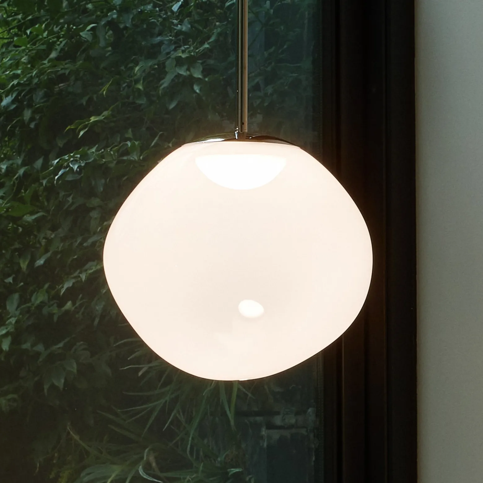 Tom Dixon LED-riippuvalo Melt, Ø 50 cm, opaali/kulta