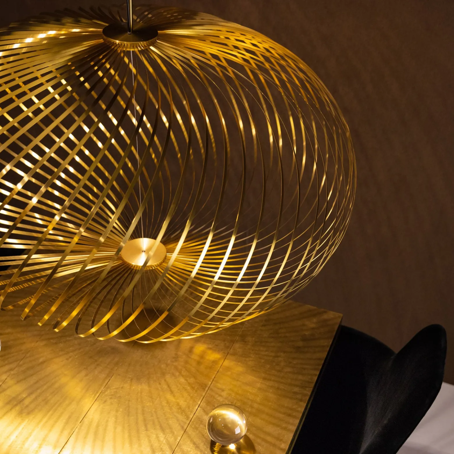 Tom Dixon Spring Large riippuvalo Ø 95 cm messinki