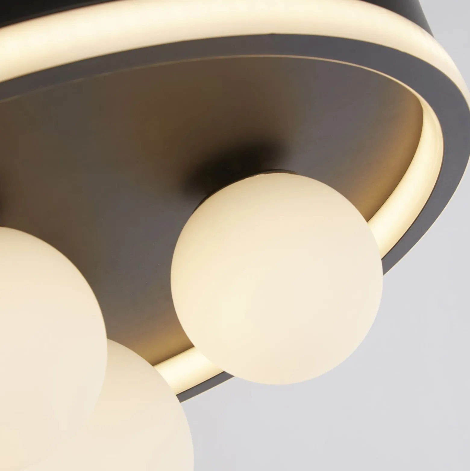 Trident LED-kattovalaisin, musta, Ø 40 cm, teräs/opal lasi