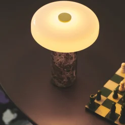 Trip LED ladattava pöytävalaisin, ruskea / valkoinen, marmori, lasi, IP44