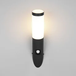 Ulkoseinälamppu Trioto, mattamusta, 39 cm ruostumaton teräs, anturi