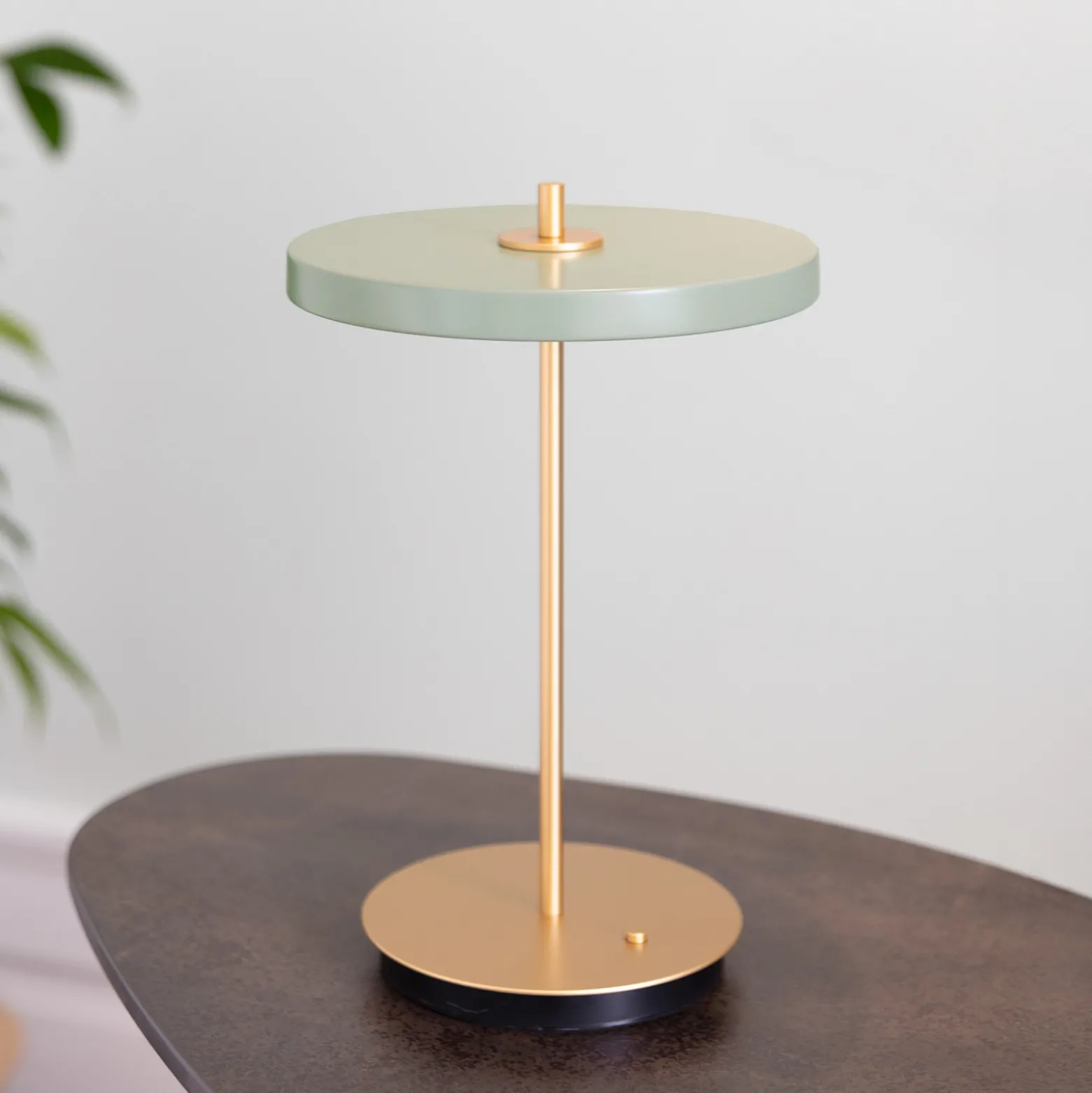 UMAGE LED-akkukäyttöinen pöytälamppu Asteria Move oliivinvihreä/messinki 31 cm