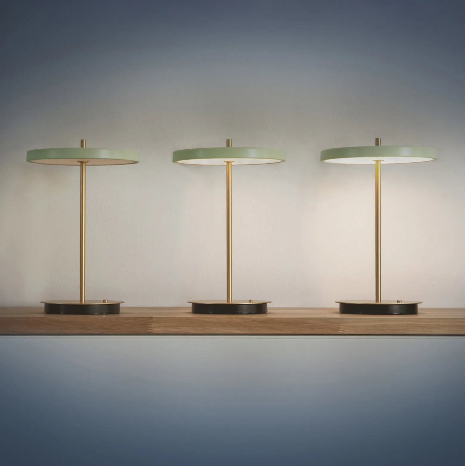 UMAGE LED-akkukäyttöinen pöytälamppu Asteria Move oliivinvihreä/messinki 31 cm