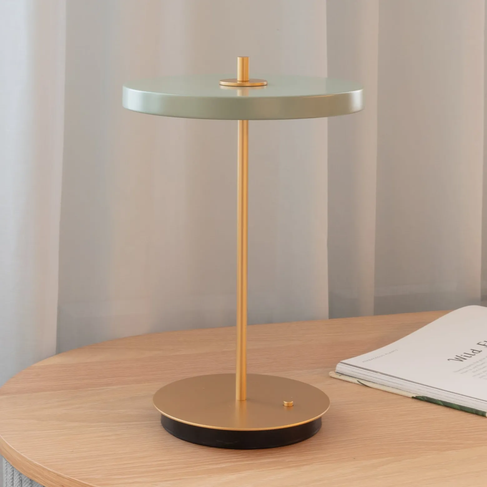 UMAGE LED-akkukäyttöinen pöytälamppu Asteria Move oliivinvihreä/messinki 31 cm