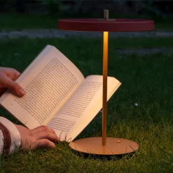 UMAGE LED-akkukäyttöinen pöytälamppu Asteria Move rubiininpunainen/messinki 31