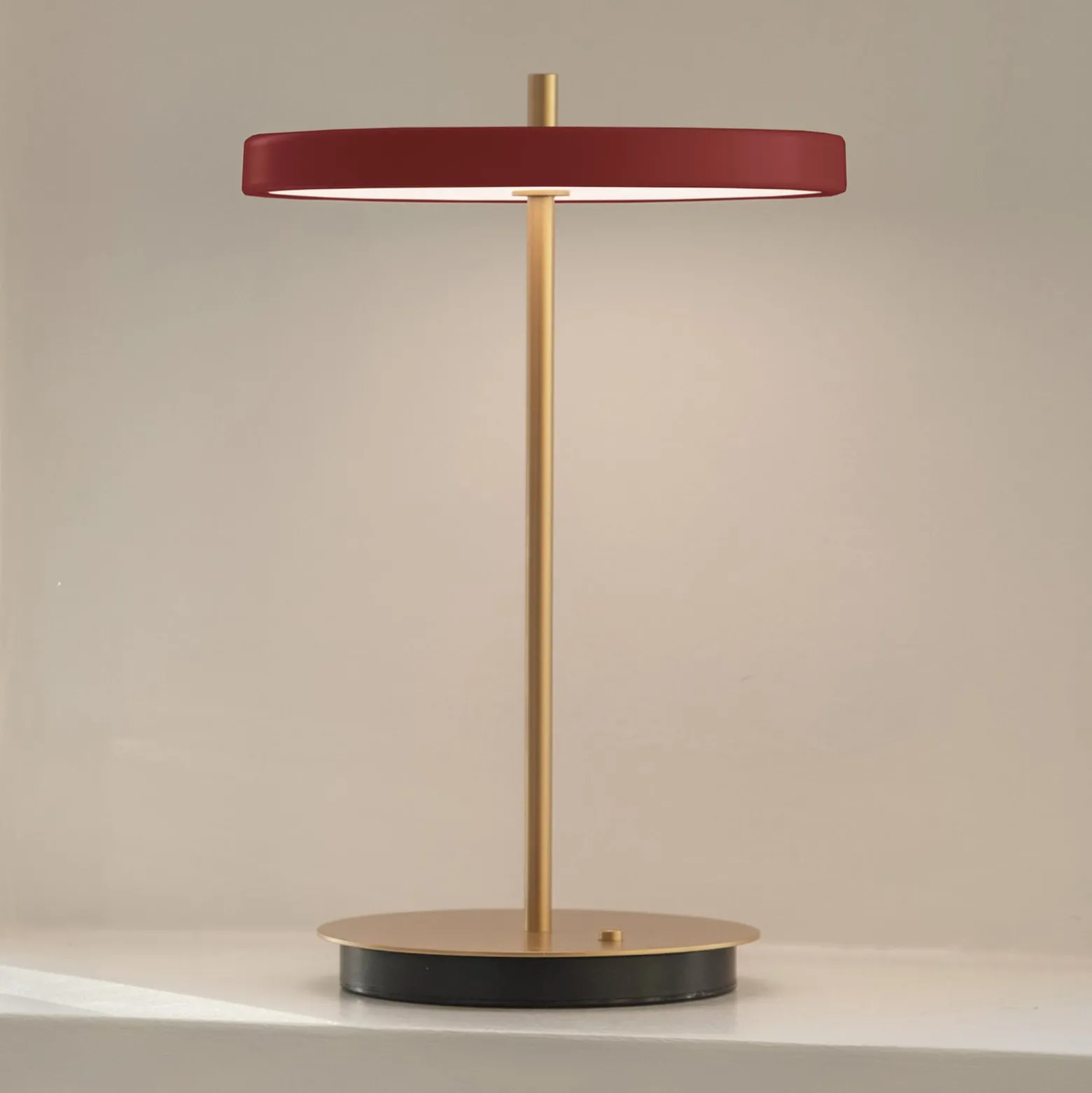 UMAGE LED-akkukäyttöinen pöytälamppu Asteria Move rubiininpunainen/messinki 31