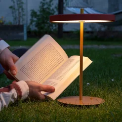 UMAGE LED-akkukäyttöinen pöytälamppu Asteria Move rubiininpunainen/messinki 31