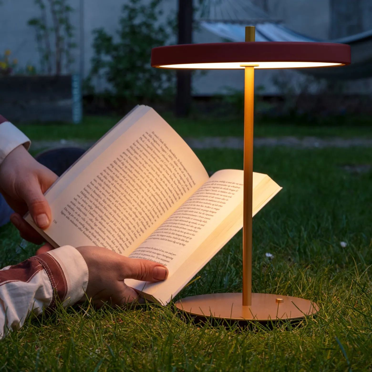 UMAGE LED-akkukäyttöinen pöytälamppu Asteria Move rubiininpunainen/messinki 31