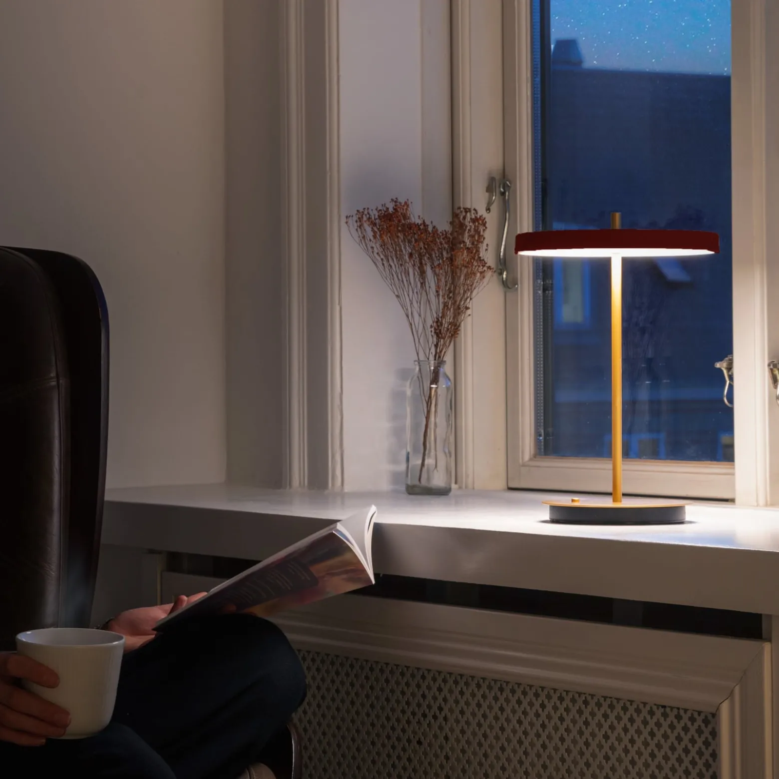 UMAGE LED-akkukäyttöinen pöytälamppu Asteria Move rubiininpunainen/messinki 31