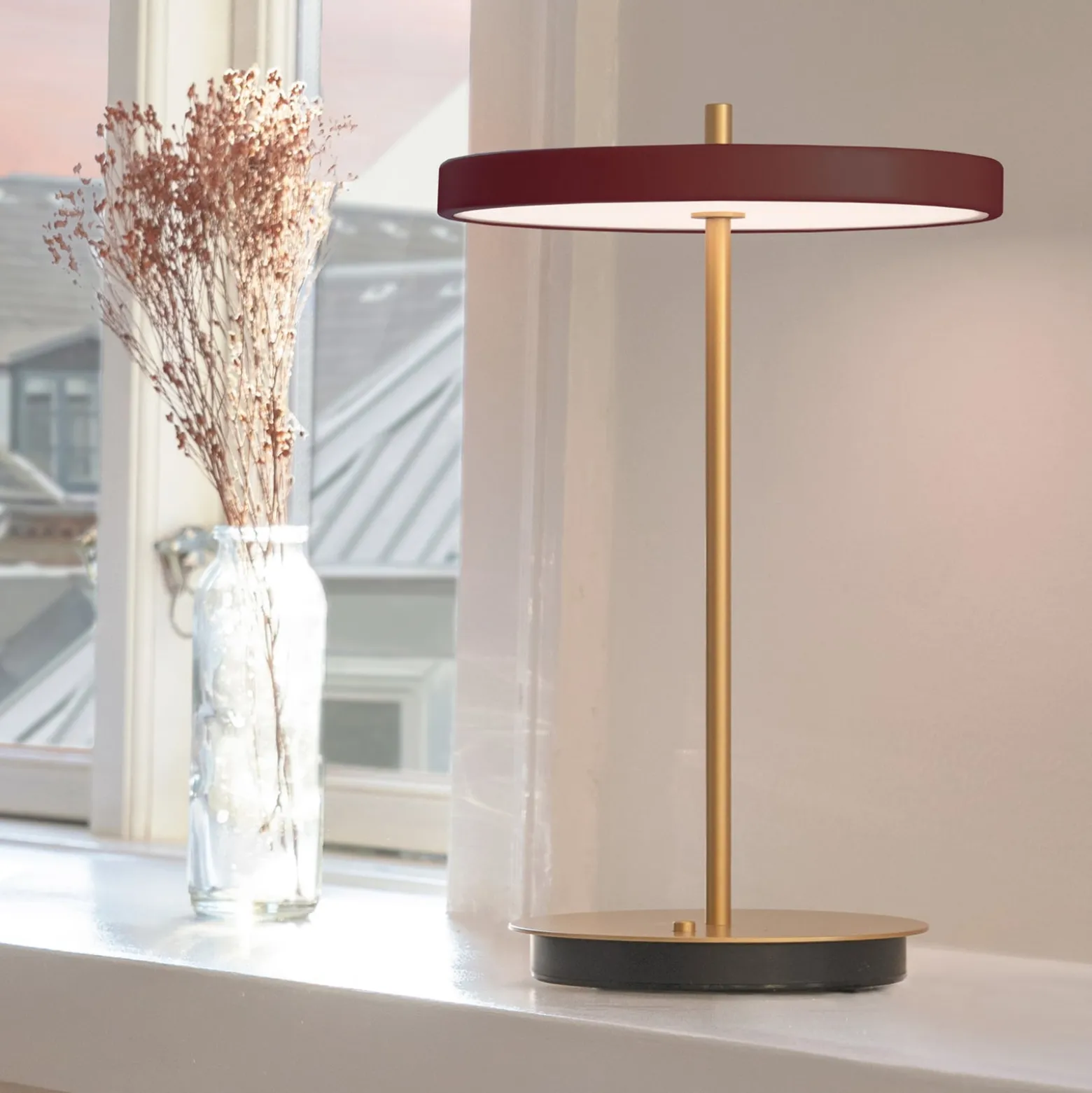 UMAGE LED-akkukäyttöinen pöytälamppu Asteria Move rubiininpunainen/messinki 31