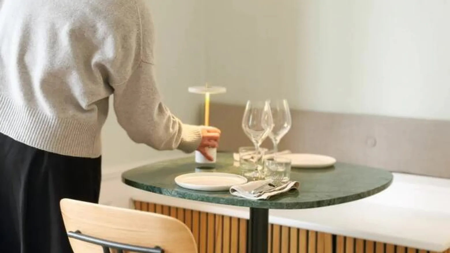 UMAGE LED-akkulamppu Asteria MOVE MINI travertiini/messinki IP44