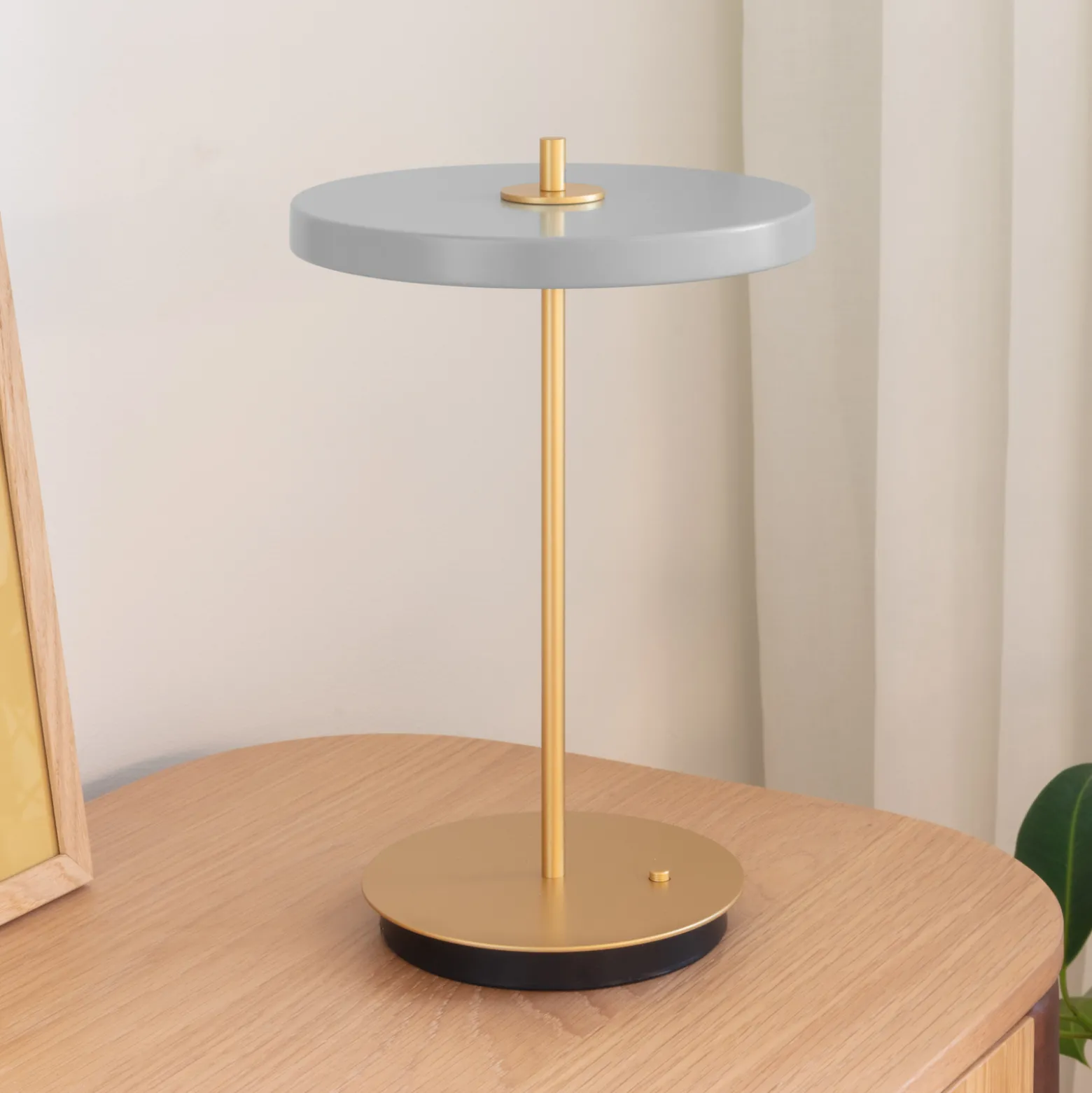 UMAGE LED-akkupöytävalaisin Asteria Move sumunharmaa/messinki 31 cm