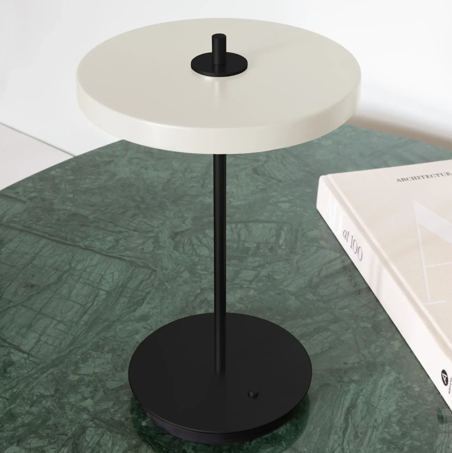 UMAGE LED ladattava pöytävalaisin Asteria Move helmi valkoinen/musta 31cm