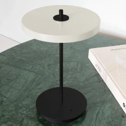 UMAGE LED ladattava pöytävalaisin Asteria Move helmi valkoinen/musta 31cm