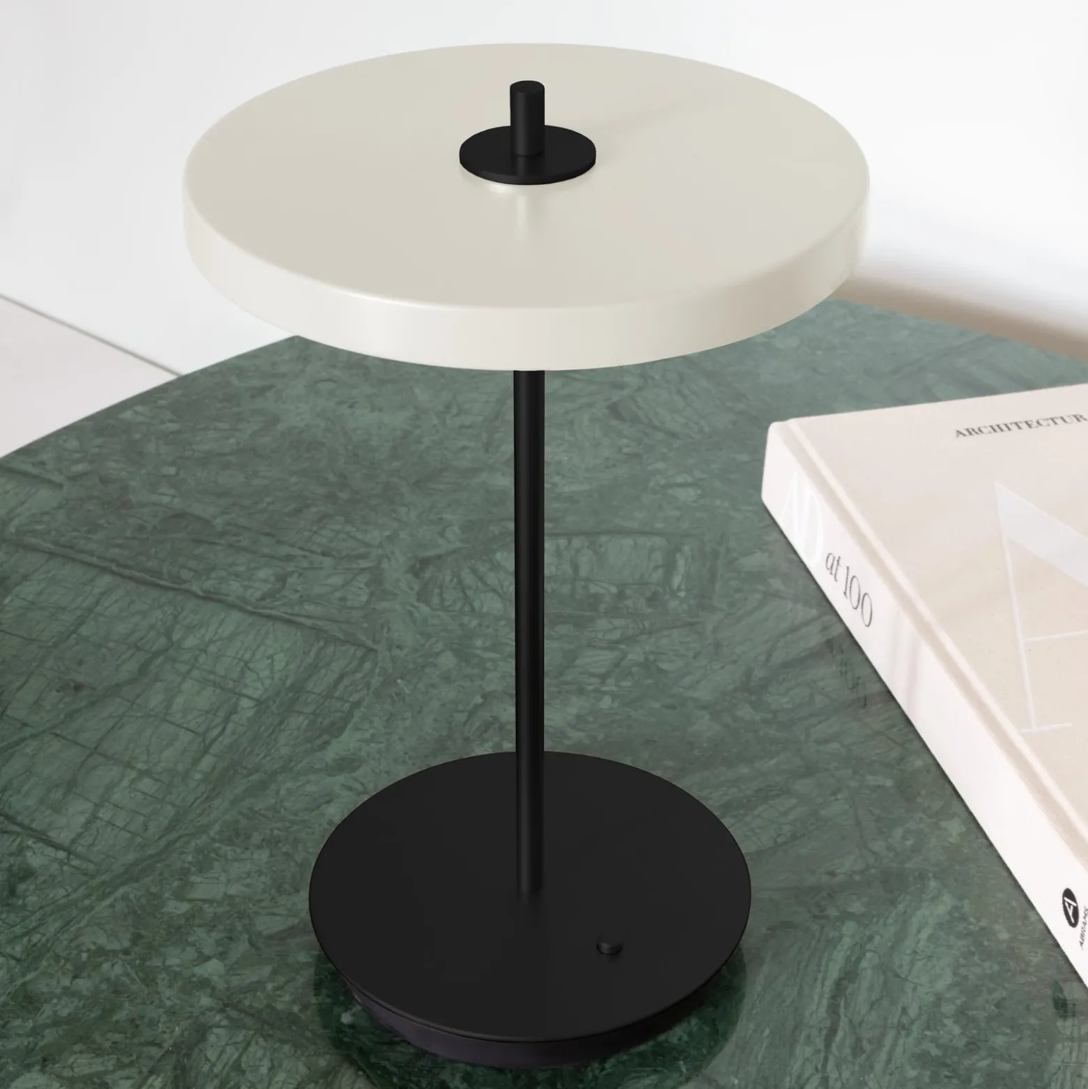 UMAGE LED ladattava pöytävalaisin Asteria Move helmi valkoinen/musta 31cm