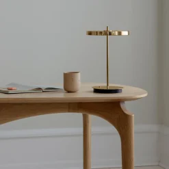 UMAGE LED-ladattava pöytävalaisin Asteria Move kiillotettu messinki 31 cm