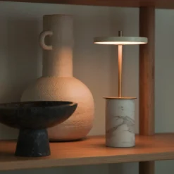 UMAGE LED-ladattava pöytävalaisin Asteria Move Mini, valkoinen 26 cm IP44